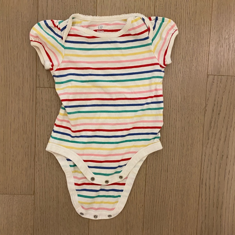 🆕 EUC Gap 12m rainbow striped onesie